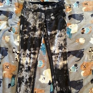 Women’s gray printed leggings size M
